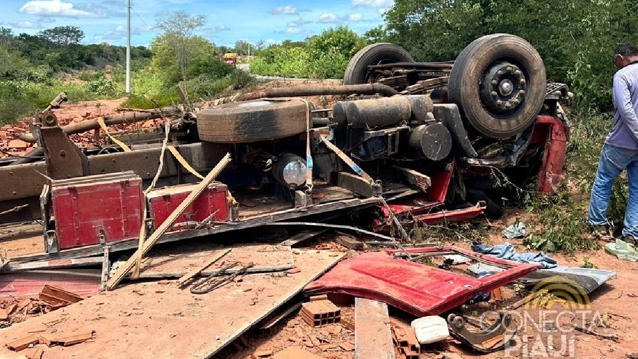 Caminhão carregado de tijolos tomba e deixa três feridos no Sul do Piauí