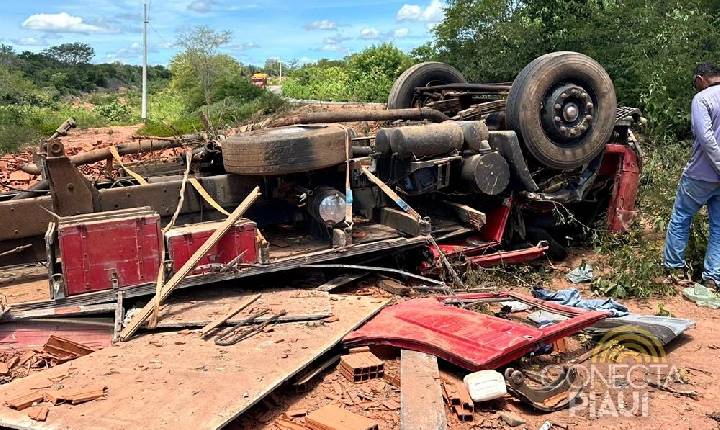 Caminhão carregado de tijolos tomba e deixa três feridos no Sul do Piauí