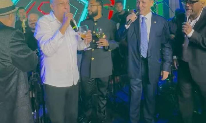 Em festa regada a uísque e charutos, Nunes Marques solta a voz ao lado de Jorge Aragão