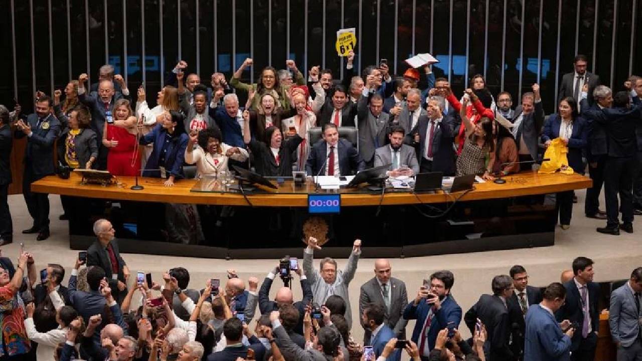 Fim da escala 6x1: depois de aprovada na Câmara, PEC segue para o Senado, onde deve encontrar resistências; veja detalhes do texto