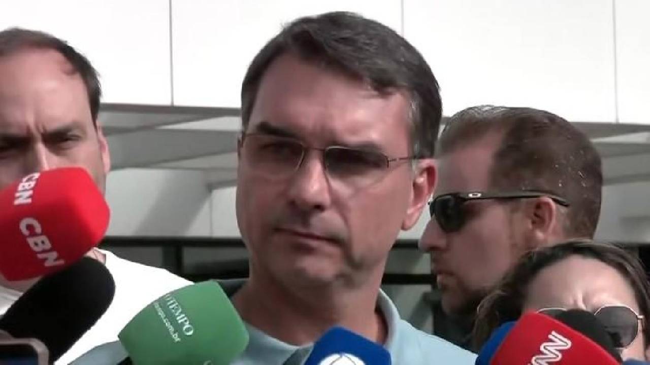 Flávio Bolsonaro diz que operação sobre produtora não tem a ver com filme do pai