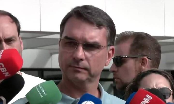 Flávio Bolsonaro diz que operação sobre produtora não tem a ver com filme do pai
