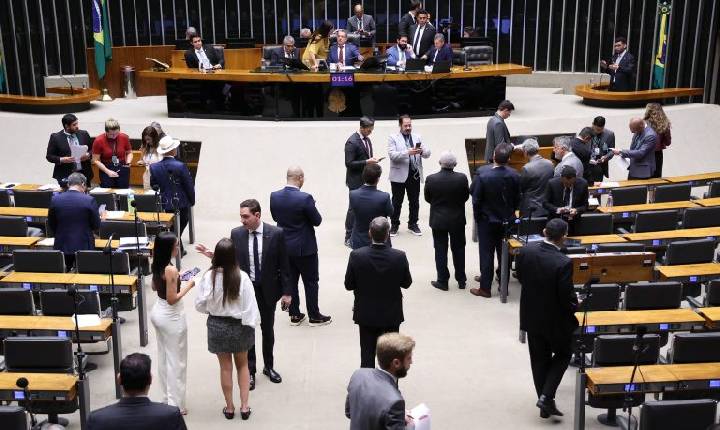 Plenário analisa proposta que incentiva novas fábricas de fertilizantes no Brasil; acompanhe