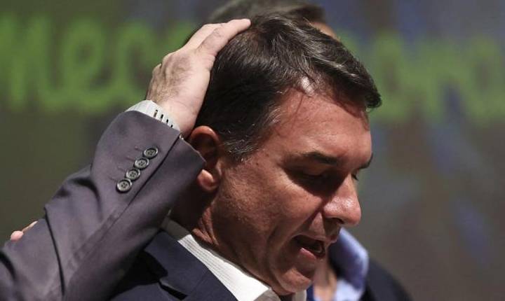 Site argentino diz que Flávio Bolsonaro teria fugido para os EUA de jatinho após atravessar fronteira