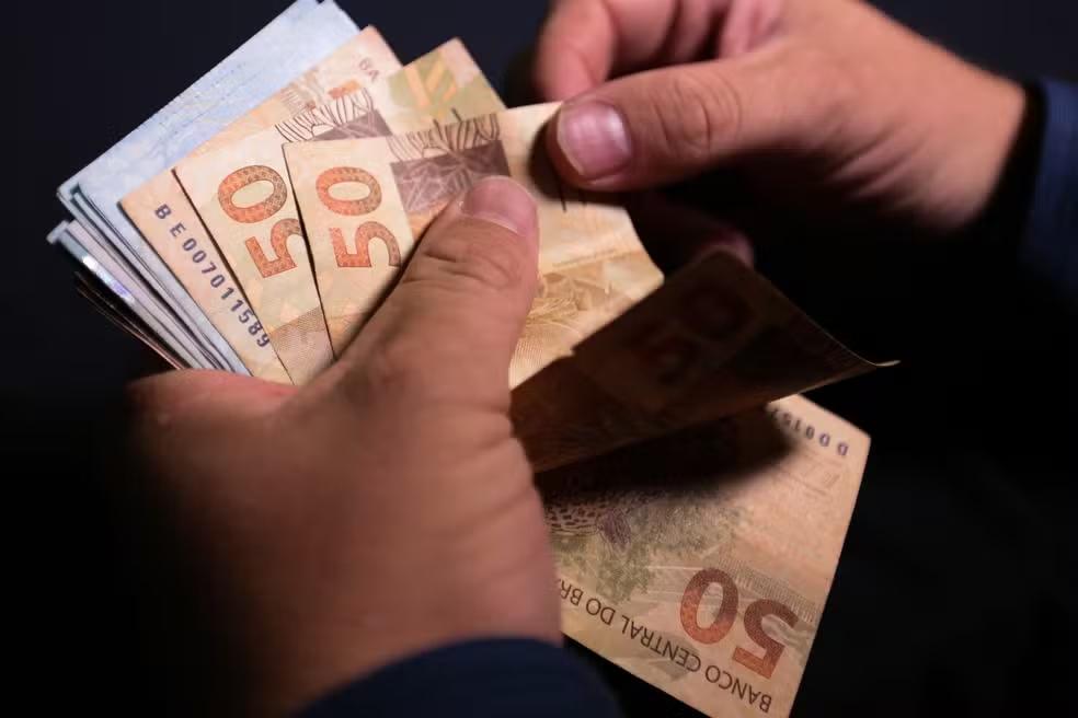 Salário mínimo em 2025 deve subir a R$ 1.518 com  regra do corte de gastos