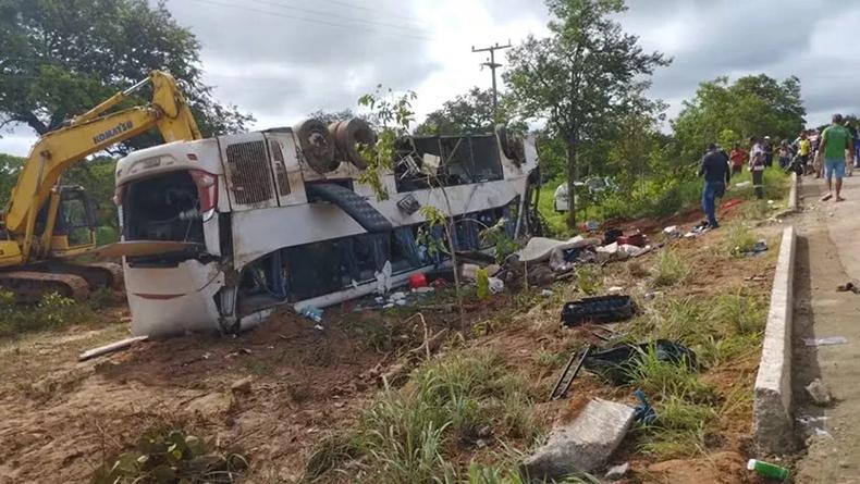 Acidente com ônibus na BR-135 deixa 7 mortos e 19 feridos