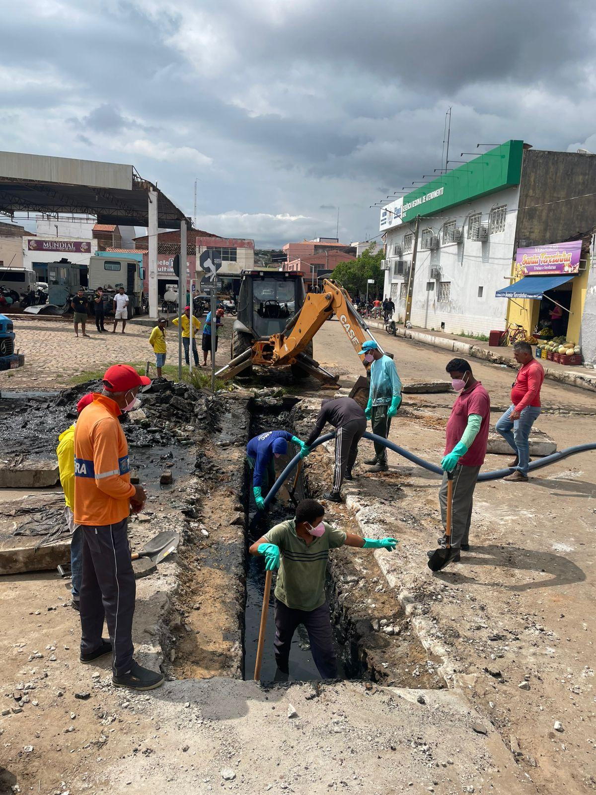 Prefeitura Municipal realizando limpeza das galerias de escoamento de água do centro da cidade