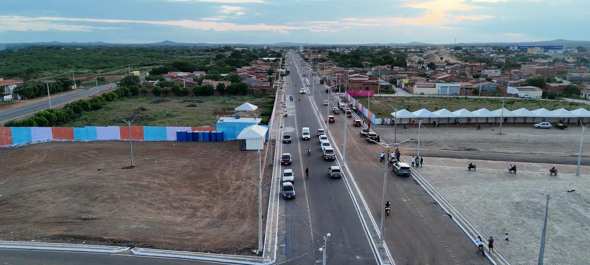Avenida Zé de Castro pronta para receber os foliões do Zé Pereira hoje (15)