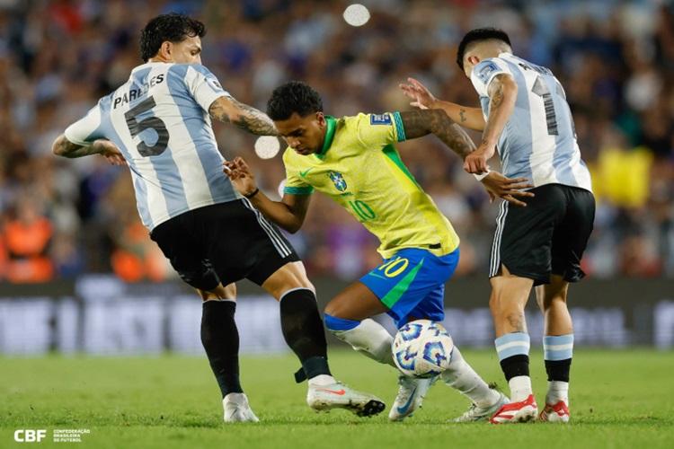 Brasil leva goleada da Argentina e vê derrota ficar 'barata' pelas Eliminatórias