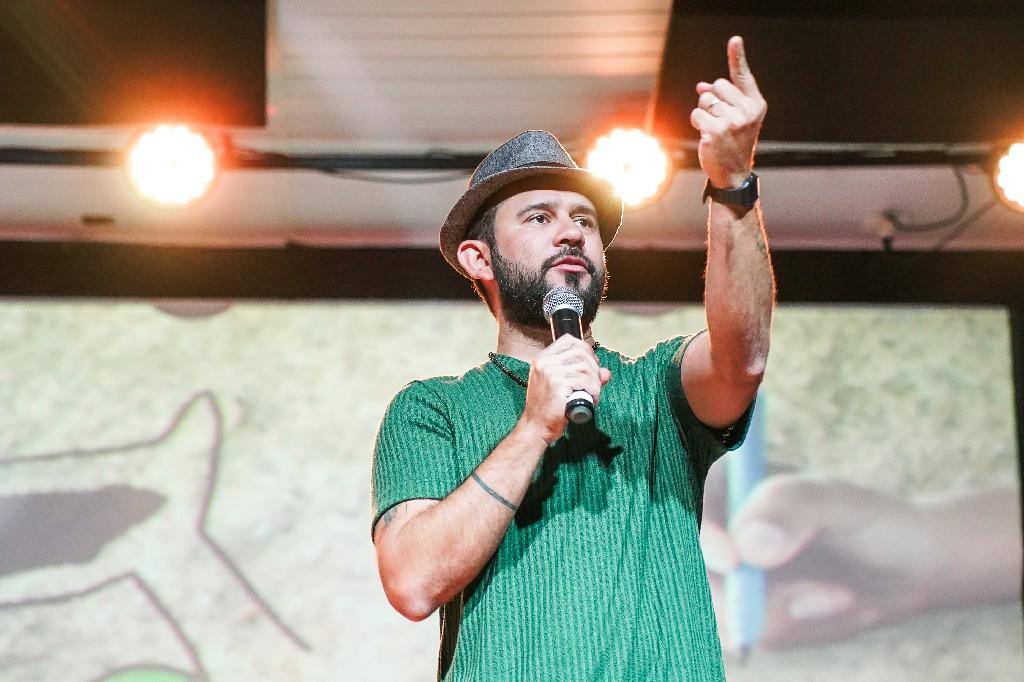 Bráulio Bessa emociona educadores em São Raimundo Nonato com palestra show sobre o poder transformador da poesia