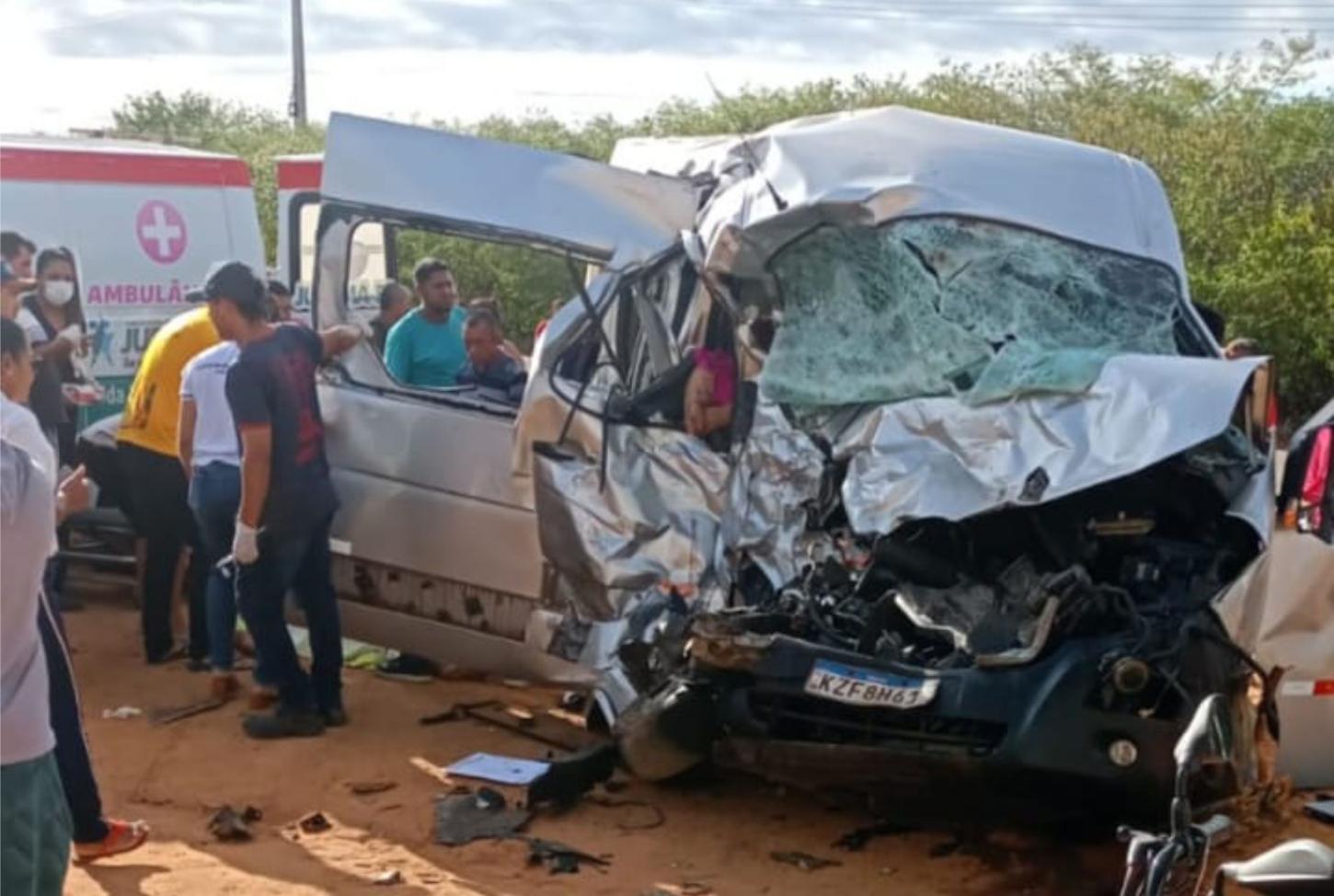 Acidente envolvendo uma van de passageiros e um caminhão deixa 6 mortos e outros feridos