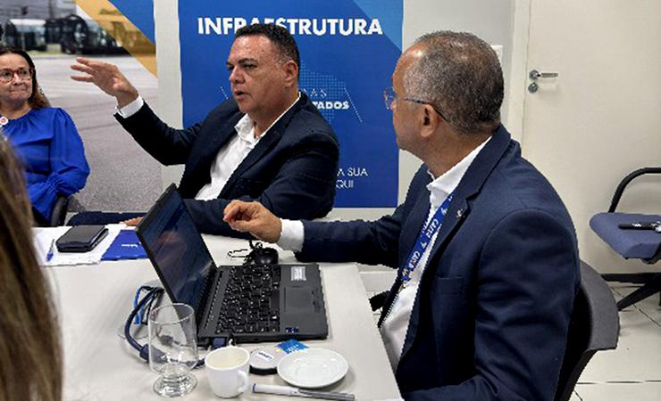 Na Caixa Econômica, prefeito Rogério Castro acompanha andamento de projetos para São Raimundo Nonato