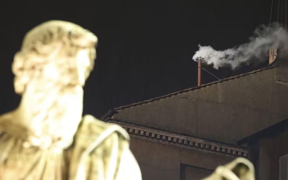 À espera da fumaça branca: Vaticano divulga horários das votações no conclave para escolha do novo papa