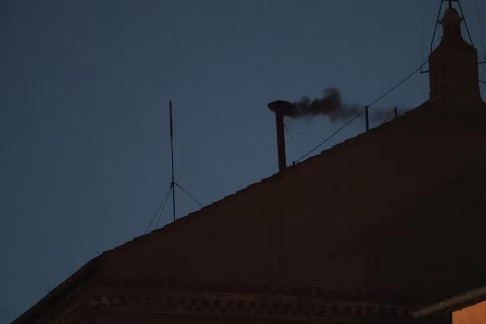 Conclave: fumaça preta sai de chaminé da Capela Sistina, e 1ª votação termina sem escolha de papa