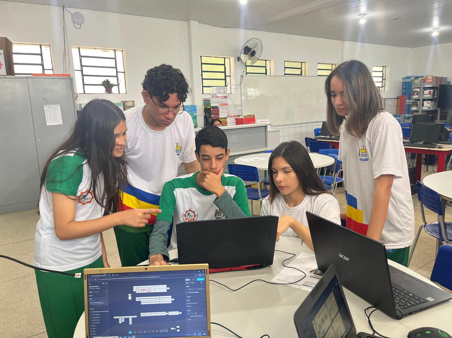 Estudantes que criaram app voltado para alunos com autismo é medalha de ouro em olímpíada nacional de tecnologia