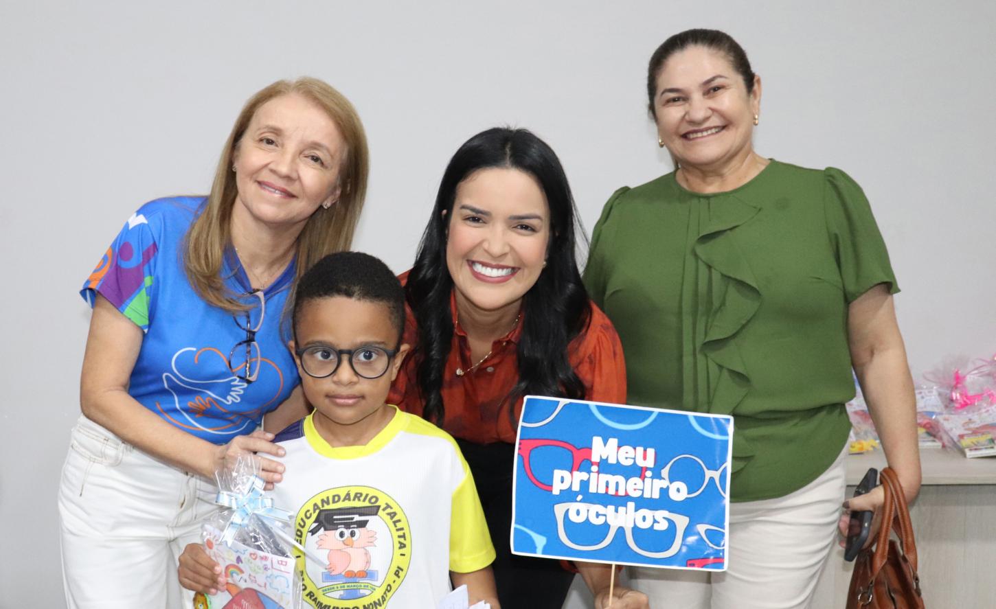 Cinquenta crianças beneficiadas pela Carretinha da Saúde recebem óculos em São Raimundo Nonato