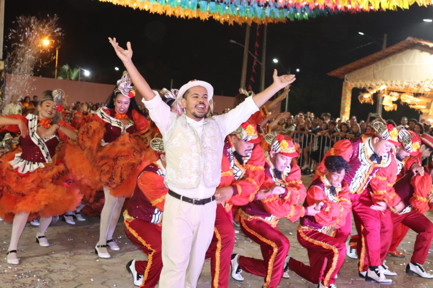 Fotos da apresentação da Quadrilha Junina Brilho de Sol, na Vila Junina da Av. Zé de Castro