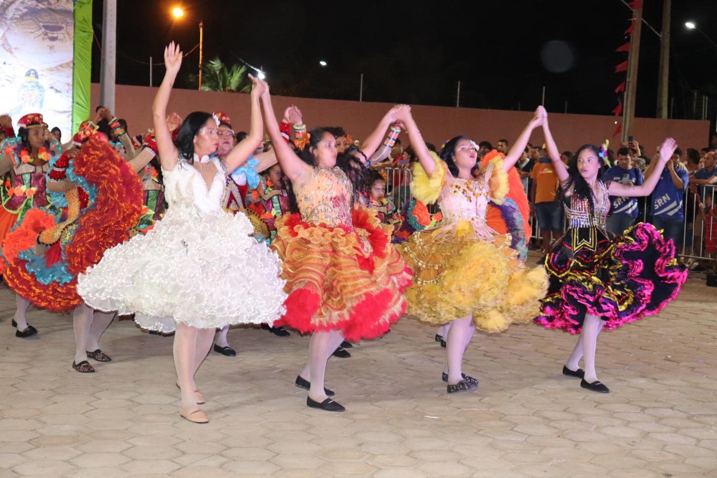 Fotos da apresentação da Quadrilha Junina Maria Bonita, na Vila Junina da Av. Zé de Castro
