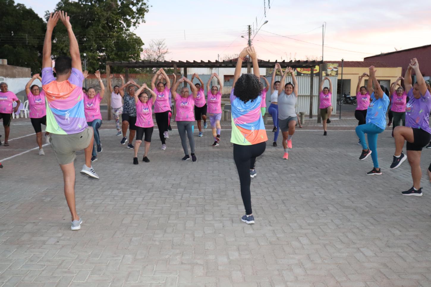 Mulheres do PAIF participam de aulão de dança e palestra sobre saúde no bairro Santa Luzia