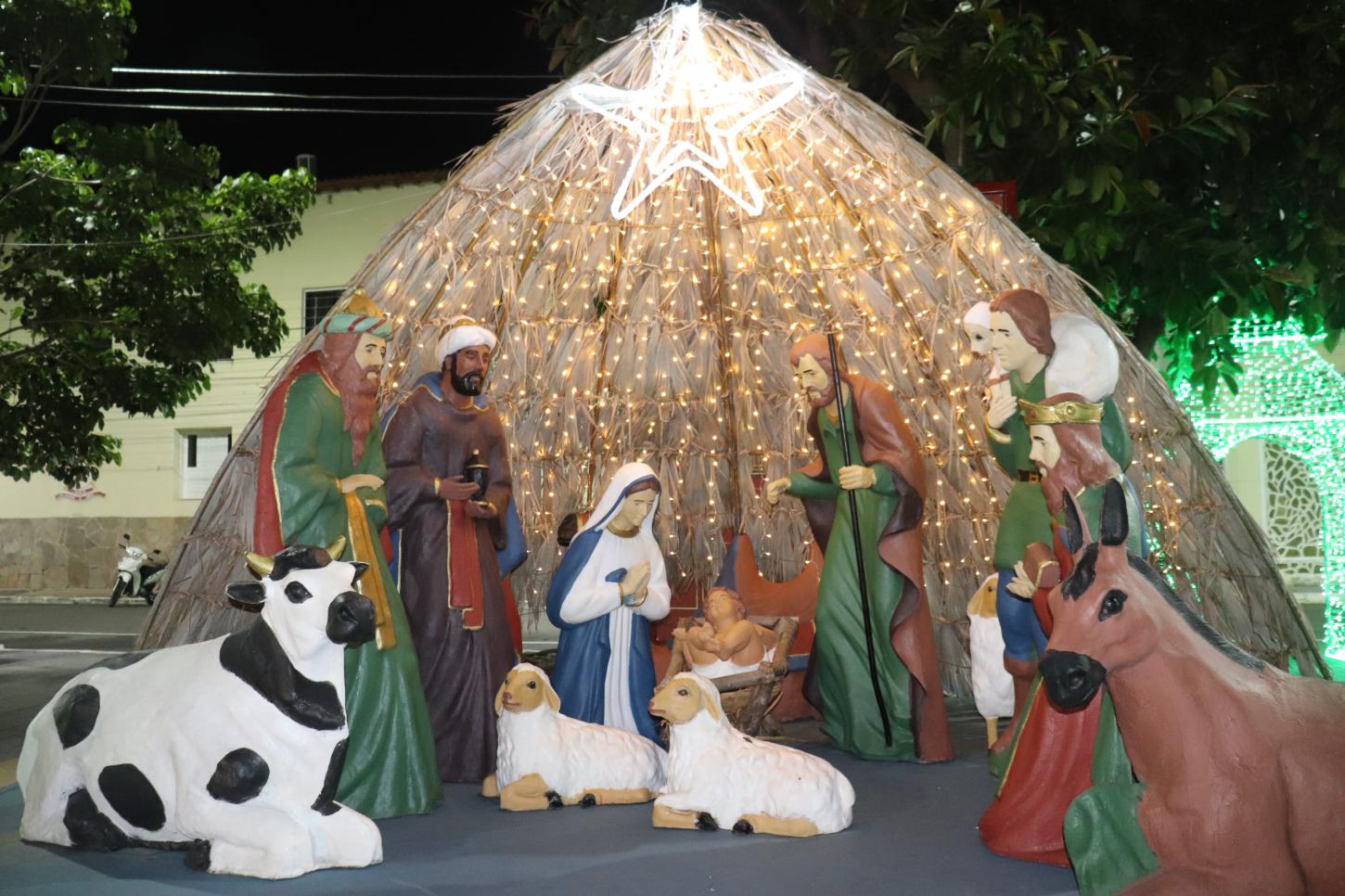 Praça da Igreja Catedral ganha destaque com decoração natalina e atrai público