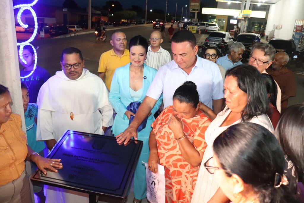 Prefeito Rogério Castro inaugura revitalização da Praça da Igreja do bairro Santa Luzia
