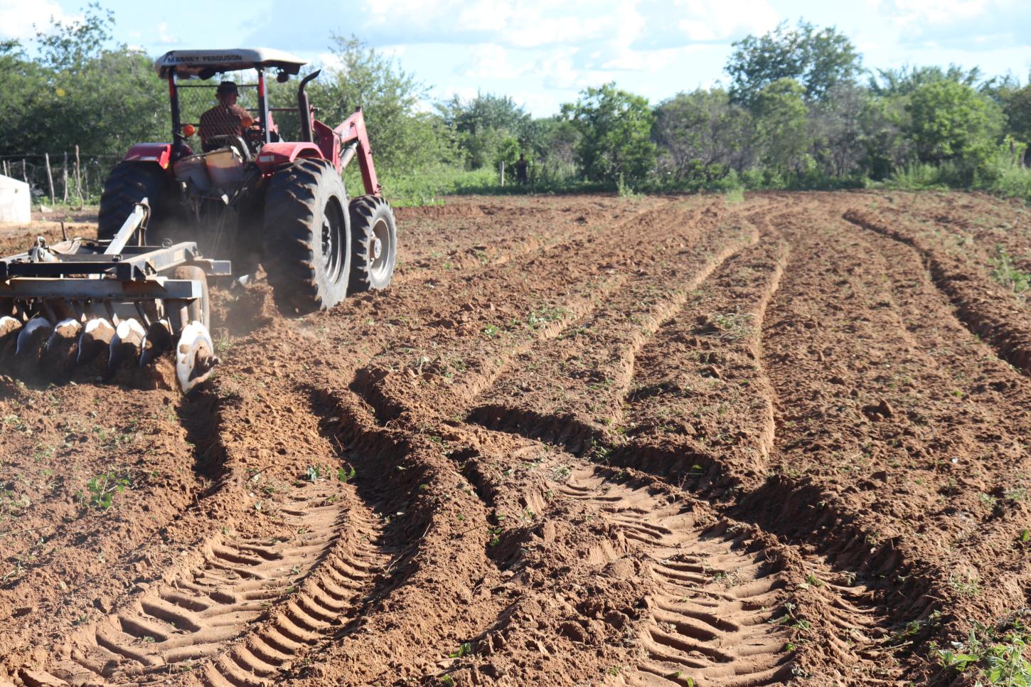 Prefeitura de São Raimundo Nonato inicia aração de terras para agricultores familiares