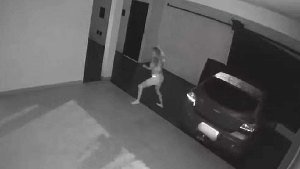 Dona de carro que ‘andou sozinho’ na garagem e derrubou portão decide vender o veículo: ‘Com espírito e tudo’