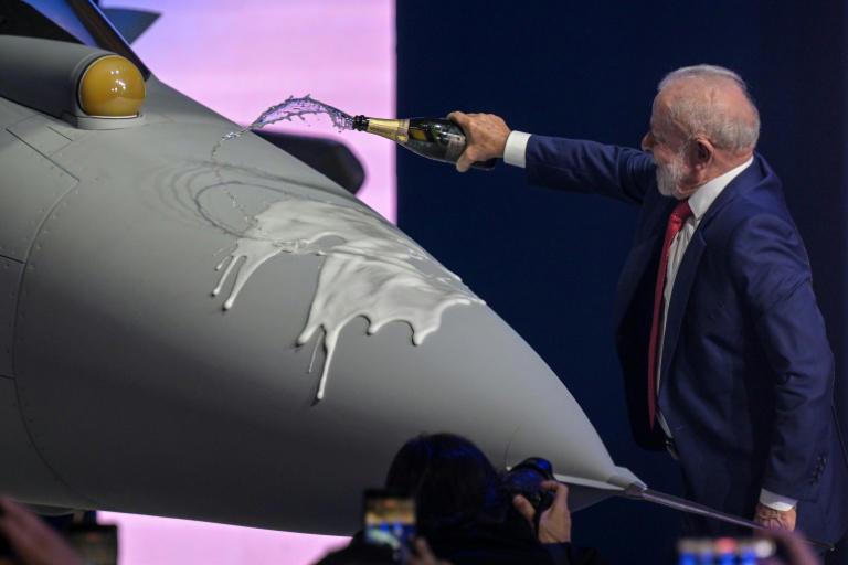 Brasil apresenta seu primeiro caça supersônico fabricado no país