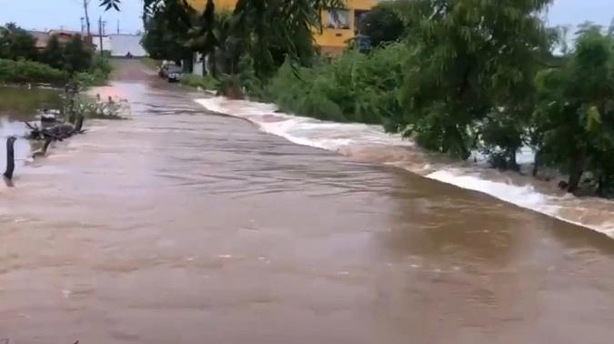 Riacho São Lourenço volta a correr após chuva e anima moradores da região