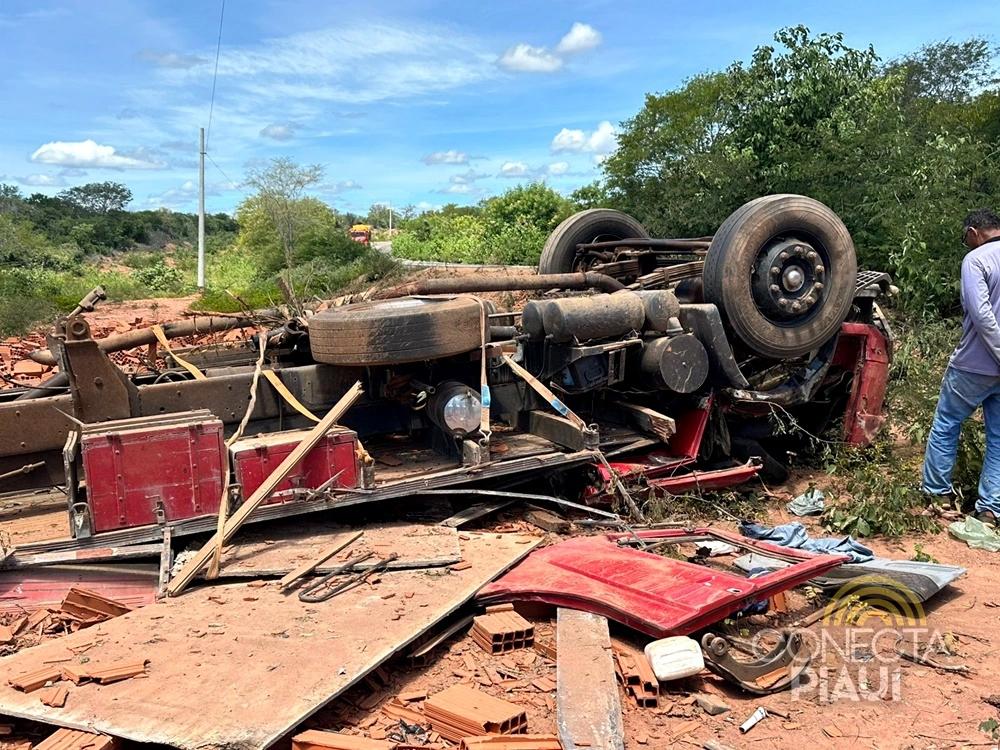 Caminhão carregado de tijolos tomba e deixa três feridos no Sul do Piauí