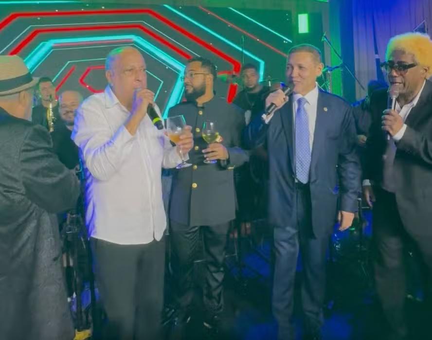 Em festa regada a uísque e charutos, Nunes Marques solta a voz ao lado de Jorge Aragão