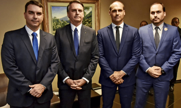 ‘Clã tão radical quanto disfuncional’, diz Financial Times sobre família Bolsonaro
