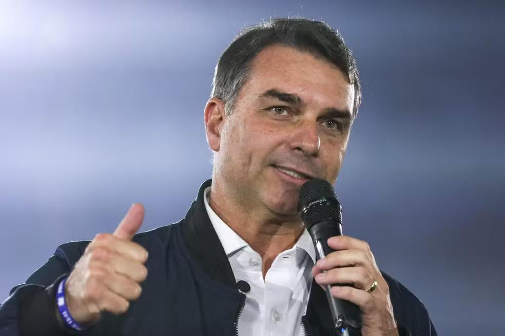Flávio Bolsonaro é investigado em inquérito da PF aberto para apurar financiamento do filme 'Dark Horse'