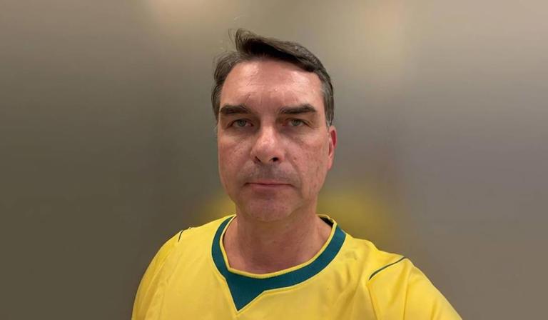 Após falar em anulação das eleições, Flávio Bolsonaro muda o discurso
