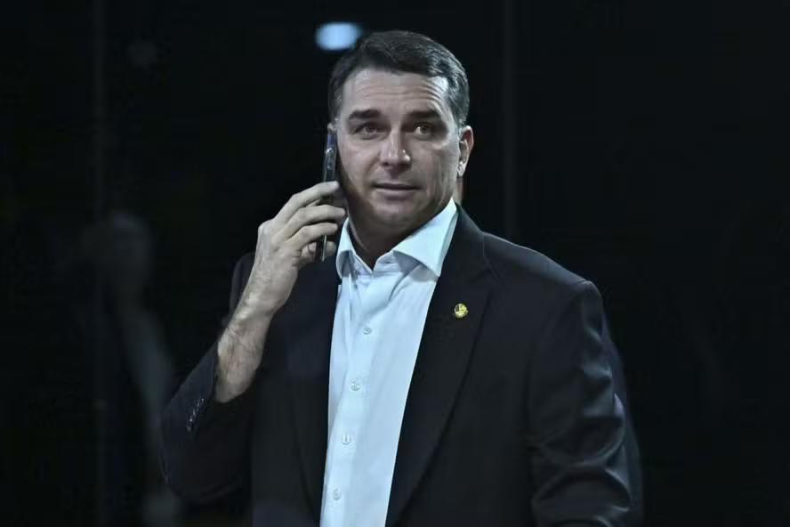 Flávio é intimado pela PF para entregar passaporte por determinação de Moraes