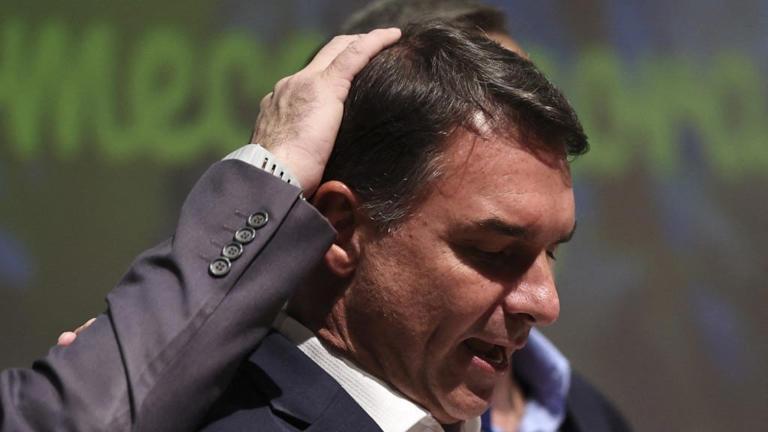 Site argentino diz que Flávio Bolsonaro teria fugido para os EUA de jatinho após atravessar fronteira