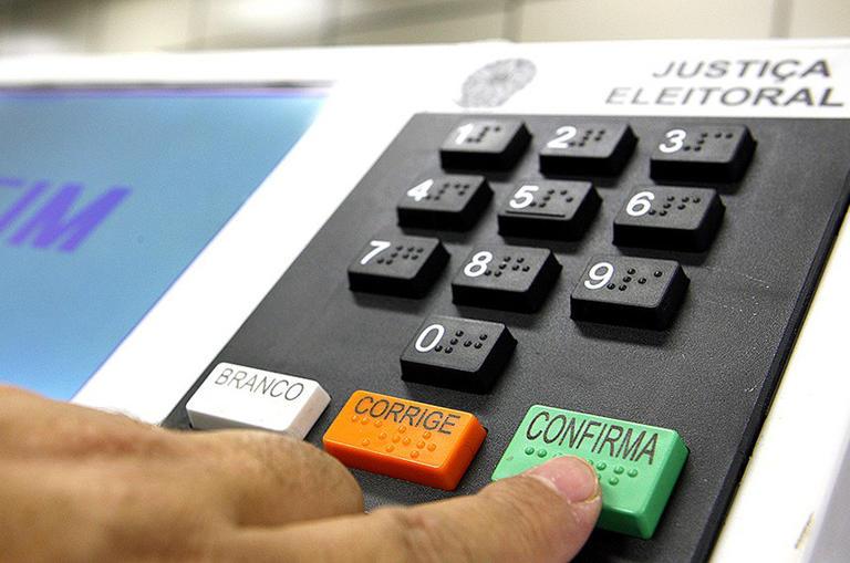 Veja quantos eleitores votaram após as 17h com horário prorrogado por Zanin